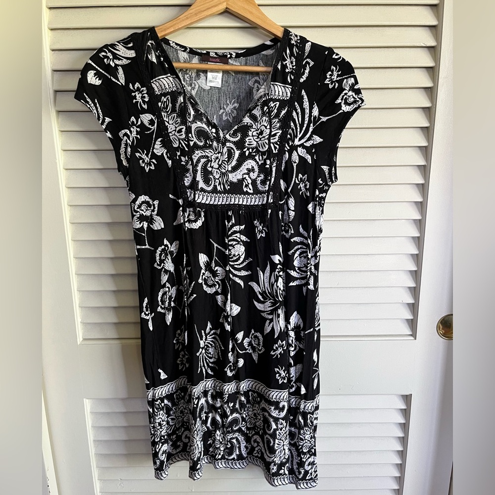 Black and White Floral Dress, size L